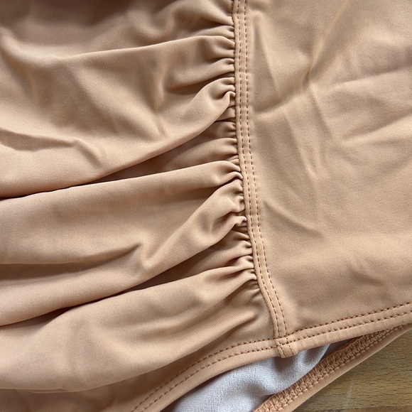 Kortni Jeane ruched bottom - Picture 2 of 4